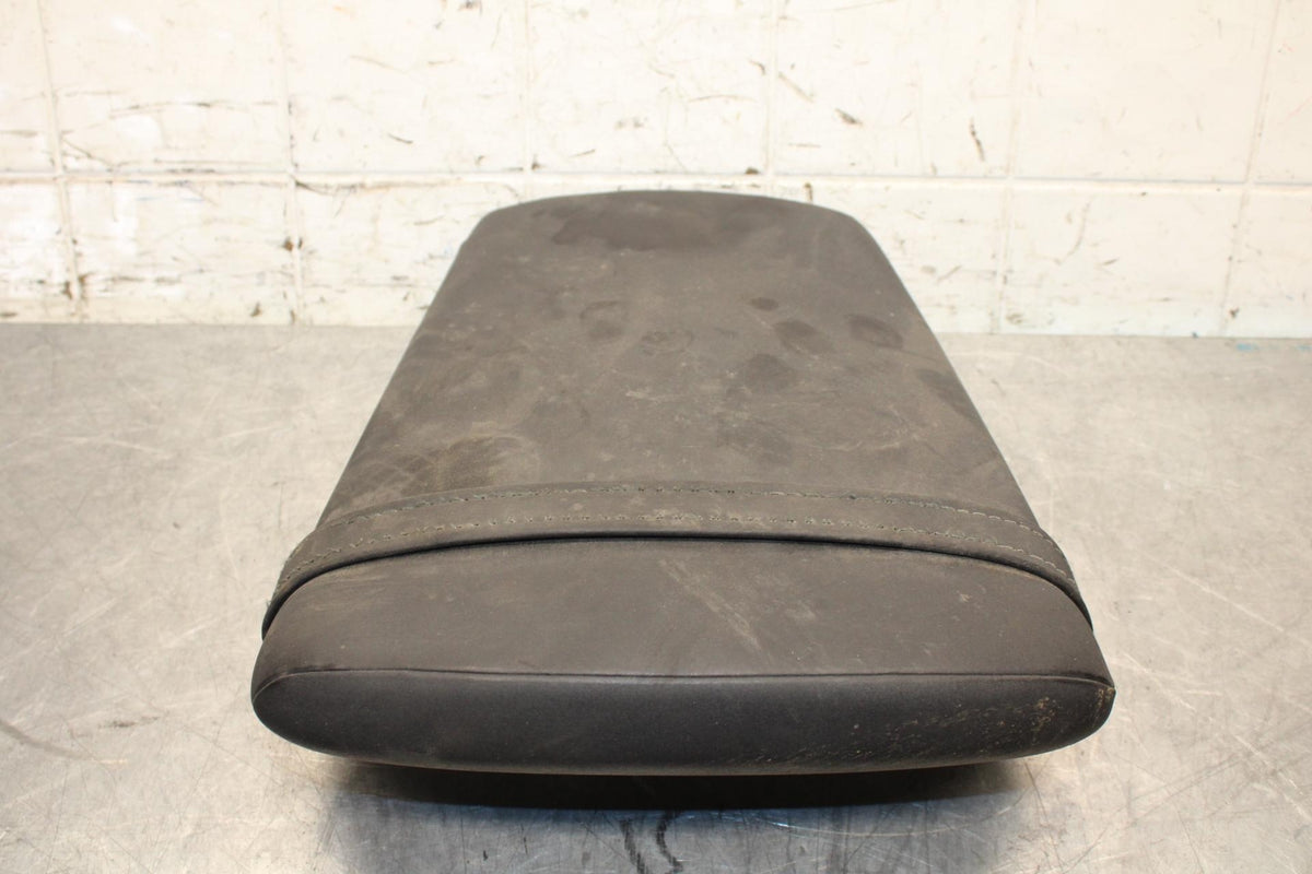 2000 Yamaha YZF R6 REAR BACK PASSENGER TANDEM SEAT PAD SADDLE PILLION BB558