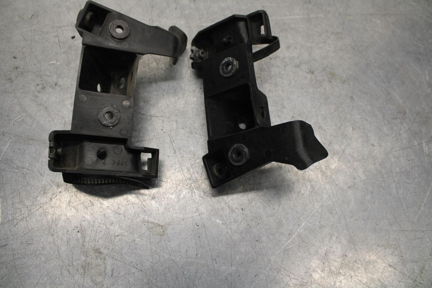 07 YAMAHA YZF R6 2c0  SIDE FAIRING BRACKET BB75