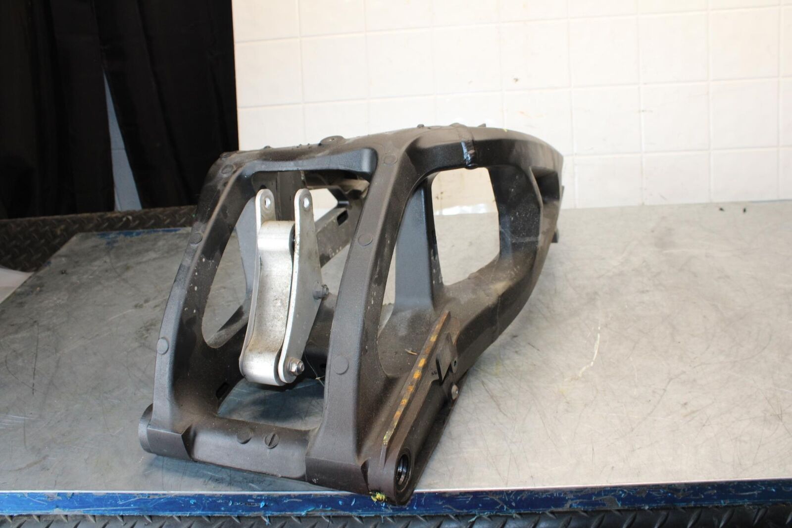 11-15 KAWASAKI ZX1000R REAR SWINGARM BACK SUSPENSION SWING ARM BB445