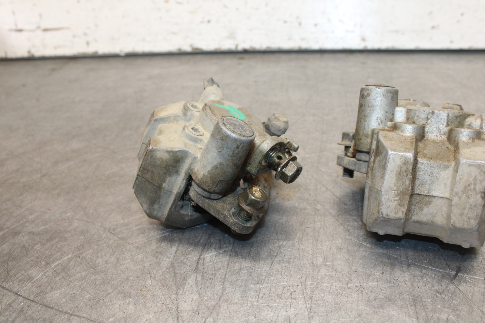 01-05 YAMAHA RAPTOR 660R LEFT RIGHT FRONT BRAKE CALIPER BB695