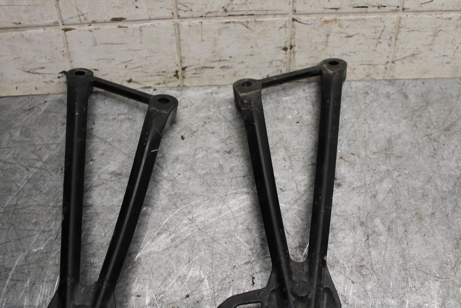 2009 Kawasaki Ninja ZX6R ZX600R REAR BACK PASSENGER PEG SET PAIR BB538