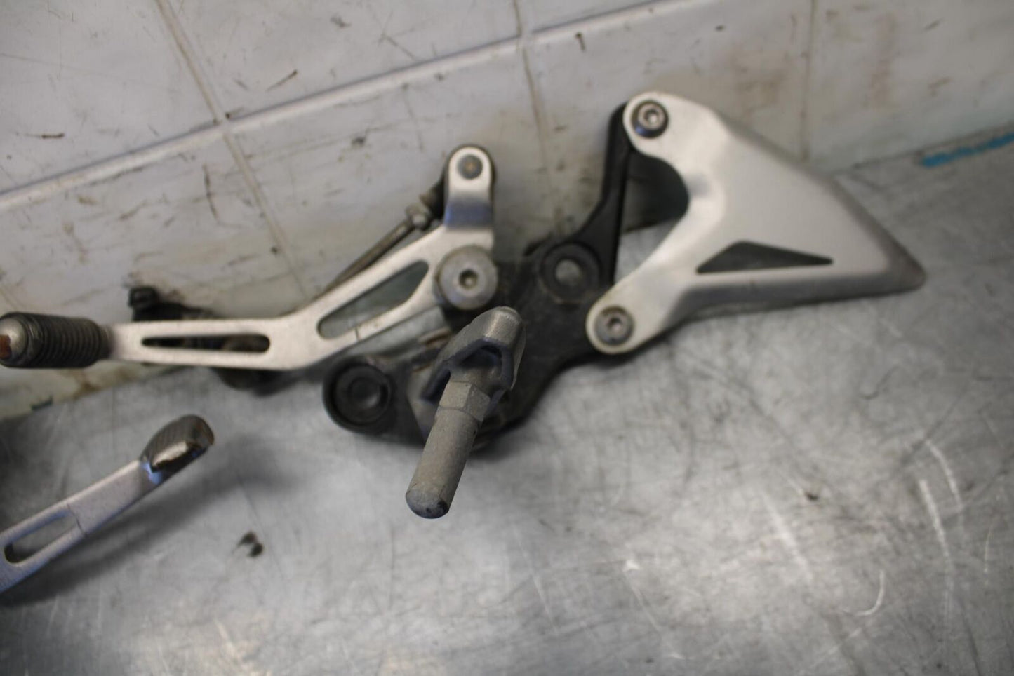 18 KAWASAKI Z 400 RIGHT LEFT REARSETS REAR SET DRIVER FOOT PEGS  BB469