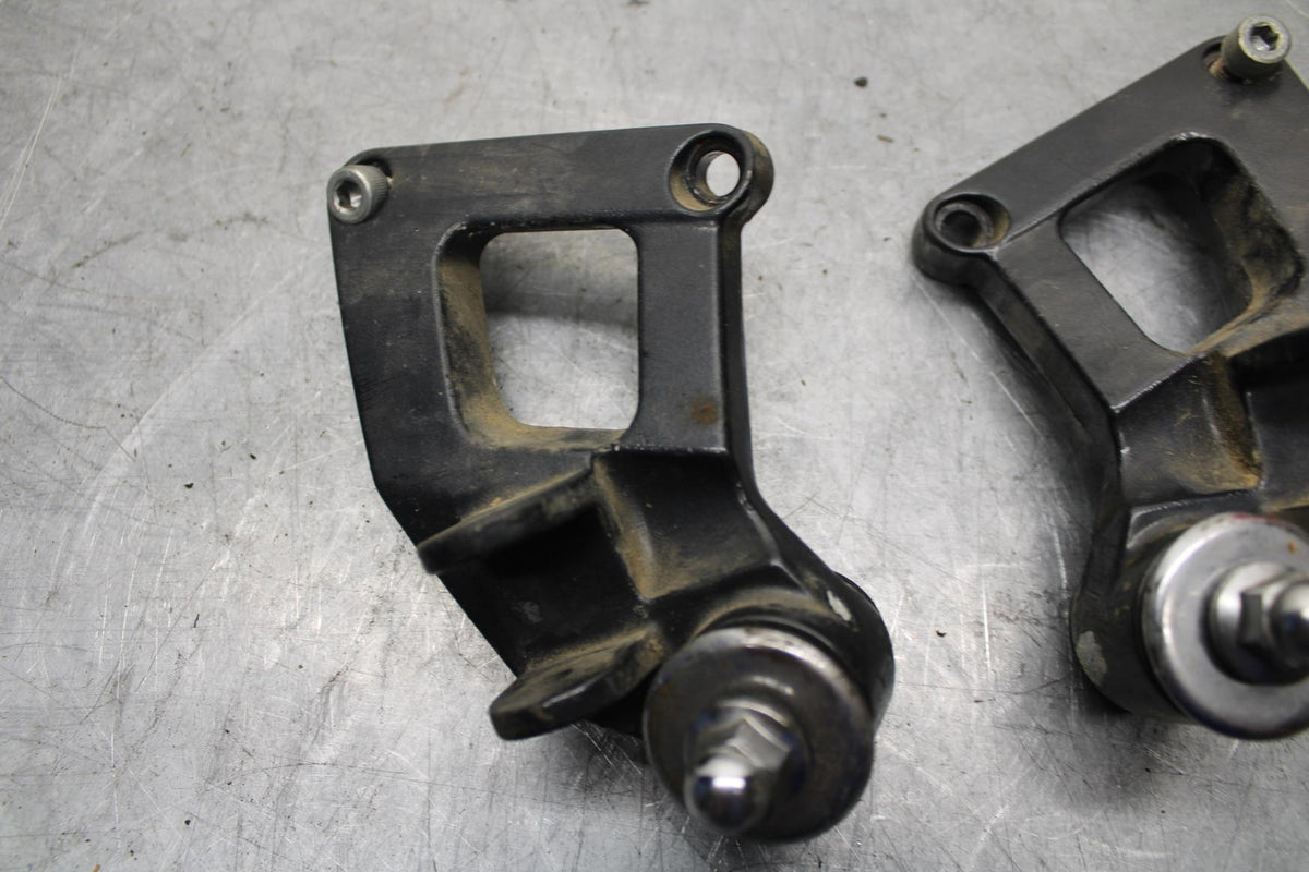 00-01 KAWASAKI ZZR600 REAR BACK PASSENGER PEG BRACKET SET PAIR BB31