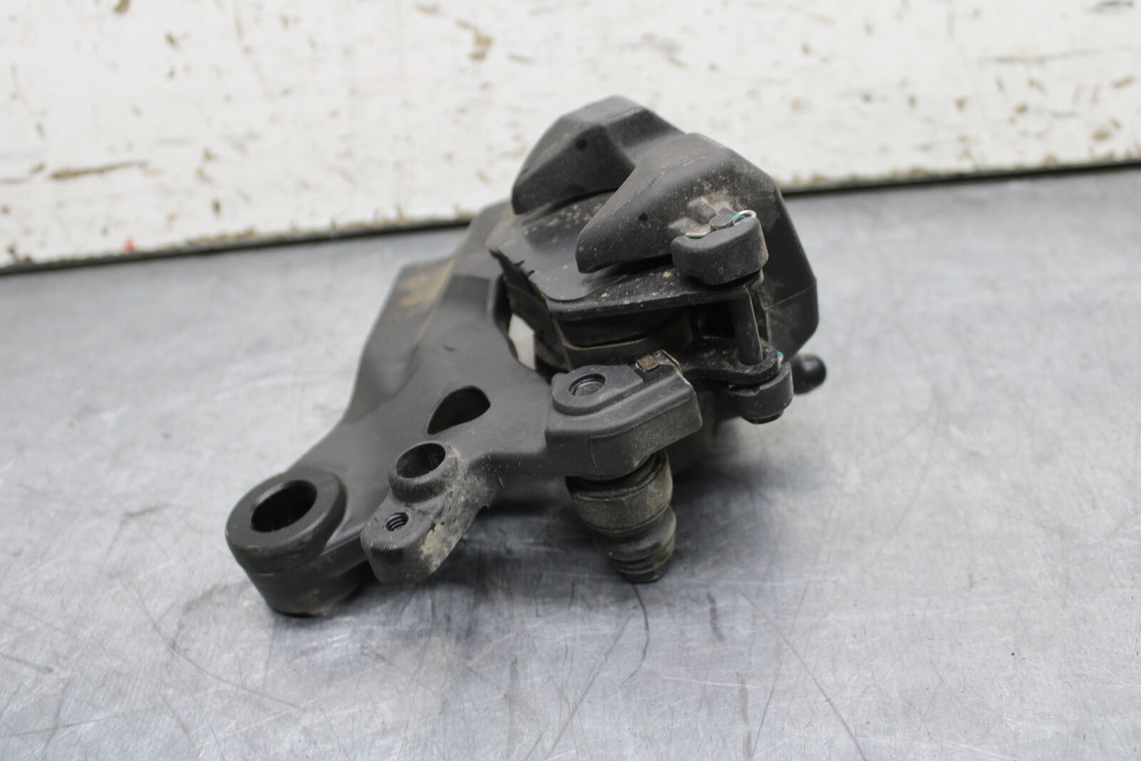 19-24 YAMAHA R3 REAR BACK BRAKE CALIPER W MOUNT BRACKET BB736