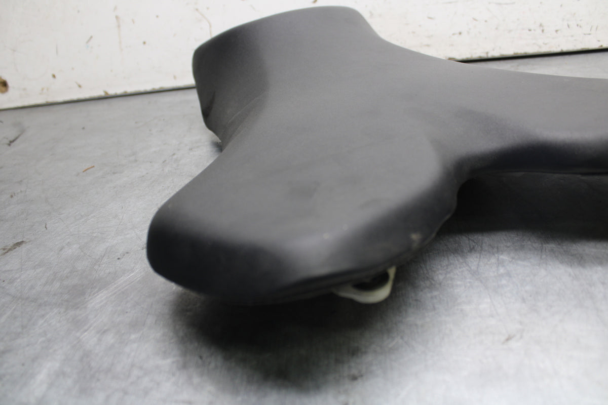 04-06 YAMAHA YZF R1 FRONT DRIVERS SEAT PAD SADDLE PILLION 5VY-24710-00-00 BB659