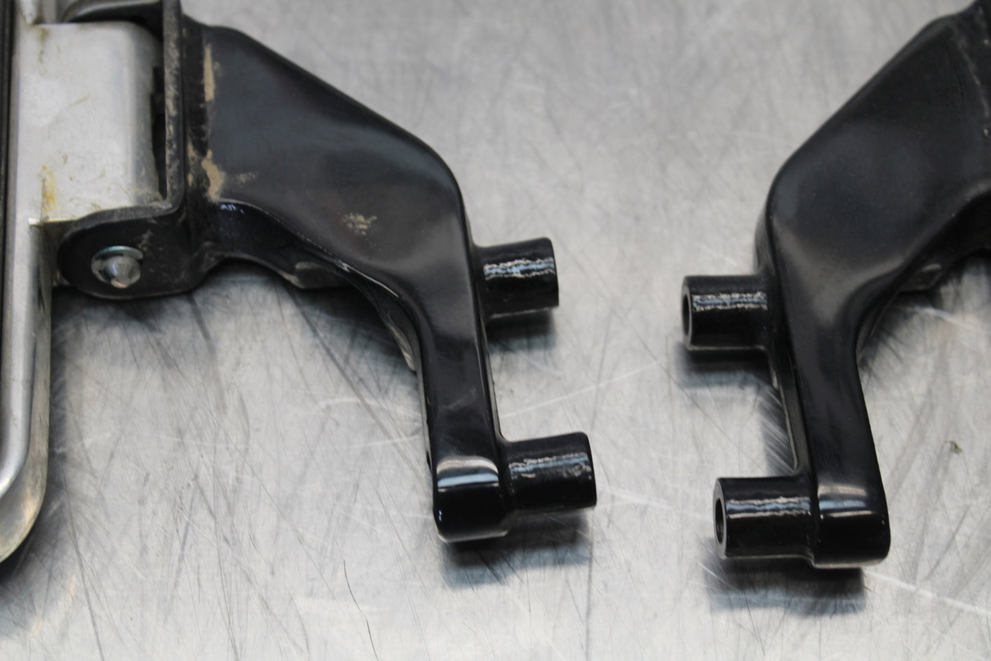09 YAMAHA ROYAL STAR XVZ1300TF VENTURE REAR PASSENGER FOOT STEP PEG SET BB151