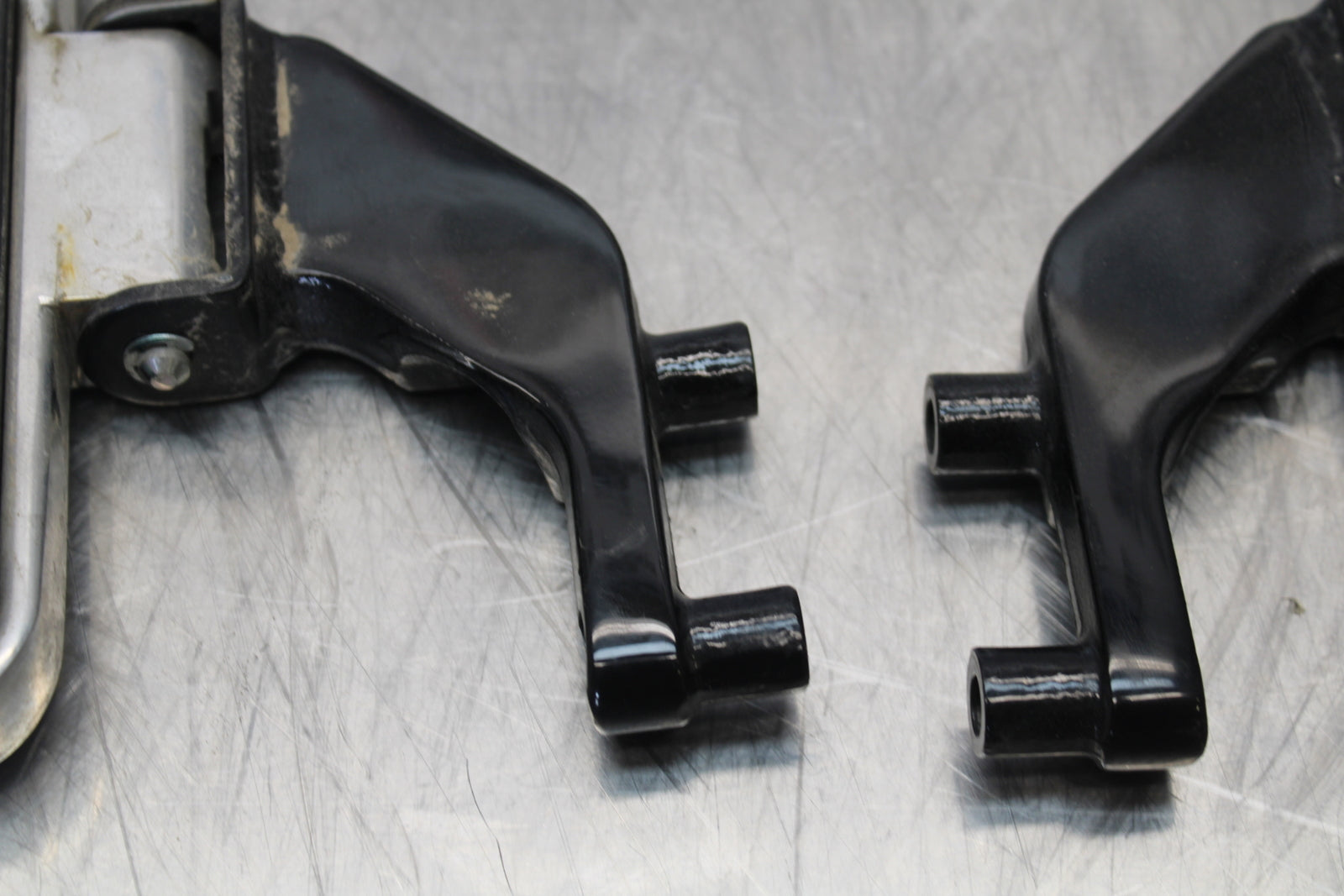 09 YAMAHA ROYAL STAR XVZ1300TF VENTURE REAR PASSENGER FOOT STEP PEG SET BB151