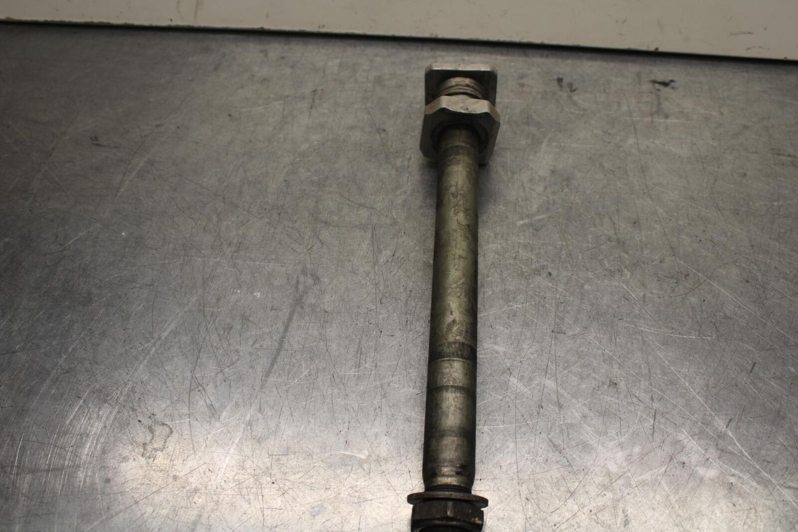 2007 Suzuki GSXR1000 REAR AXLE BACK WHEEL RIM PIVOT BOLT AXEL 64711-33E20 BB83