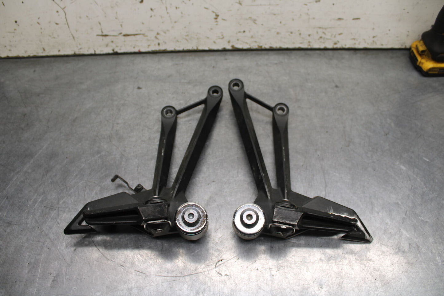 12-13 KAWASAKI Z1000 REAR BACK PASSENGER PEG SET PAIR BB743