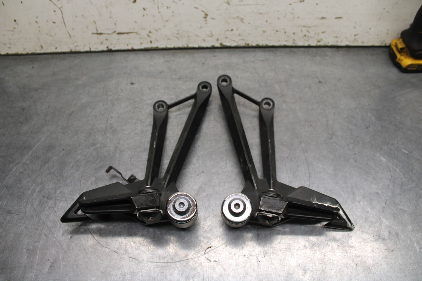 12-13 KAWASAKI Z1000 REAR BACK PASSENGER PEG SET PAIR BB743