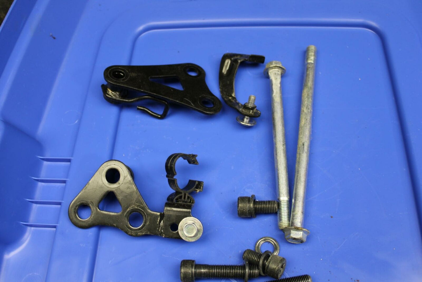 19 YAMAHA YZF R3 ENGINE MOUNTING BOLTS HARDWARE MOTOR SCREWS BB177