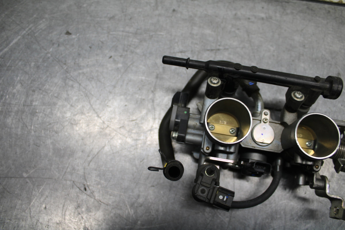 24 KAWASAKI NINJA 500 ABS MAIN FUEL INJECTORS / THROTTLE BODIES BB744