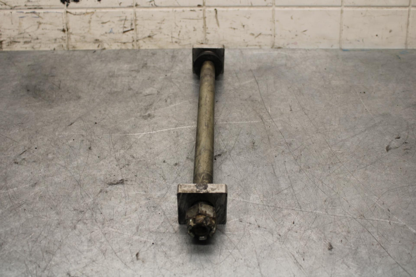 17 KAWASAKI Z900 ZR900 REAR AXLE BACK WHEEL RIM PIVOT BOLT AXEL BB549