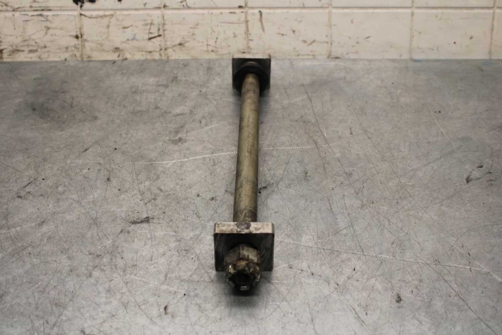 17 KAWASAKI Z900 ZR900 REAR AXLE BACK WHEEL RIM PIVOT BOLT AXEL BB549