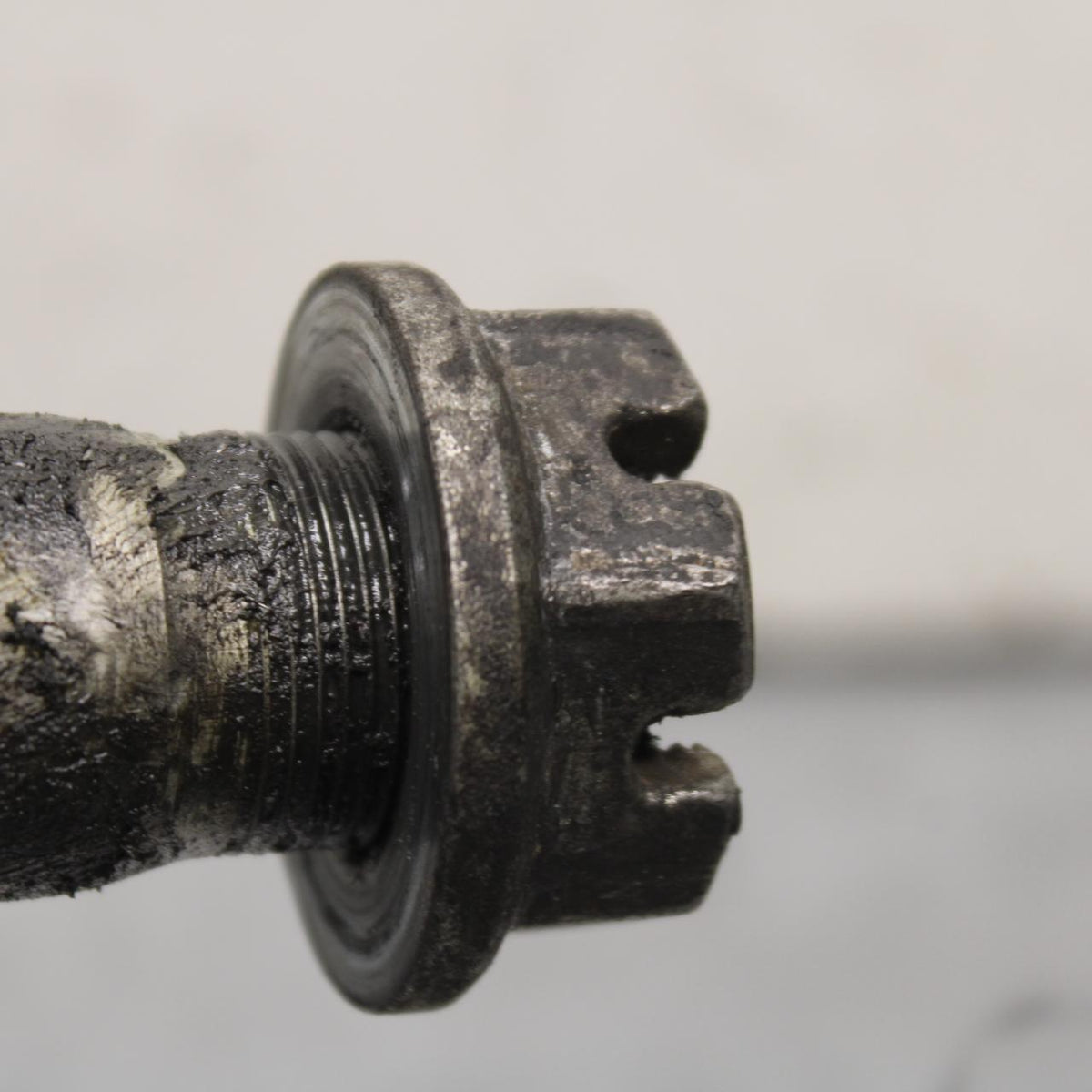 06-07 SUZUKI GSXR750 REAR AXLE BACK WHEEL RIM PIVOT BOLT AXEL 64711-49G10 BB645