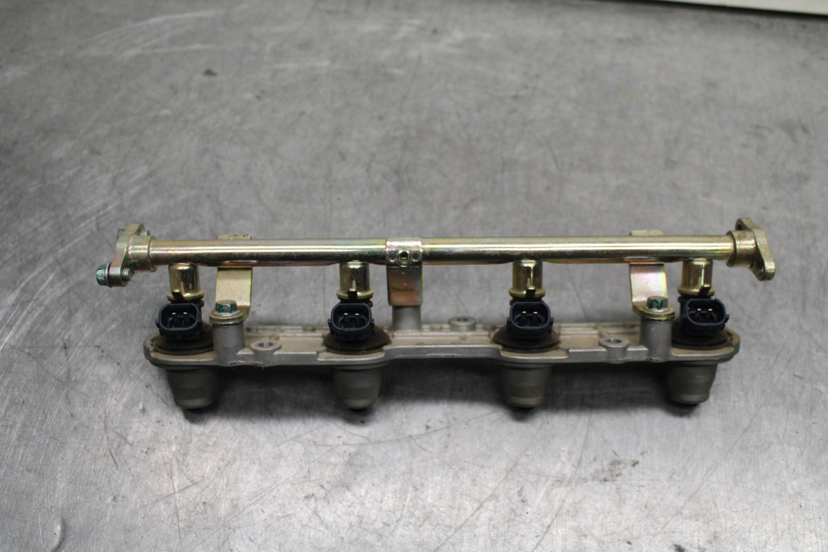 03-04 HONDA CBR600RR SECONDARY FUEL INJECTORS TOP AIRBOX GAS RAIL BB122