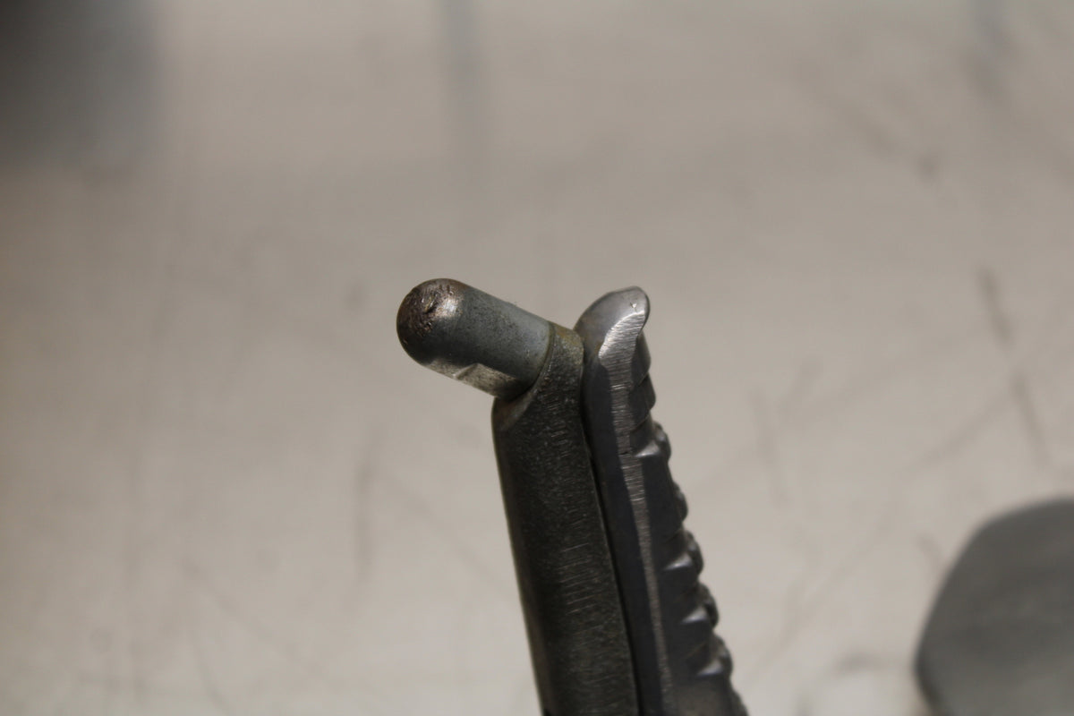 96 YAMAHA YZF750R RIGHT REARSET REAR SET DRIVER FOOT PEG REST STOP BB137