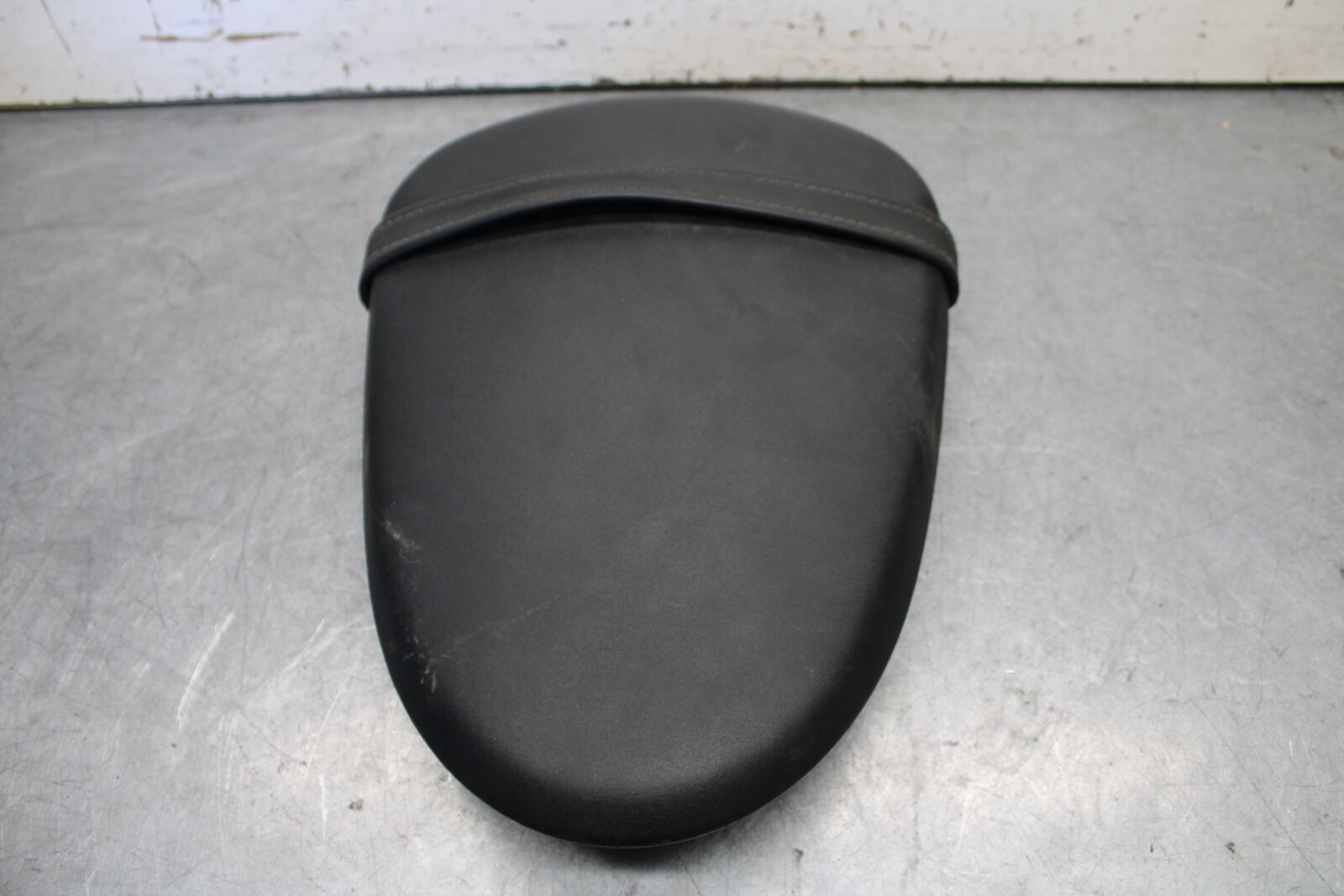 05-06 SUZUKI GSXR1000 REAR BACK PASSENGER TANDEM SEAT PAD SADDLE PILLION BB663