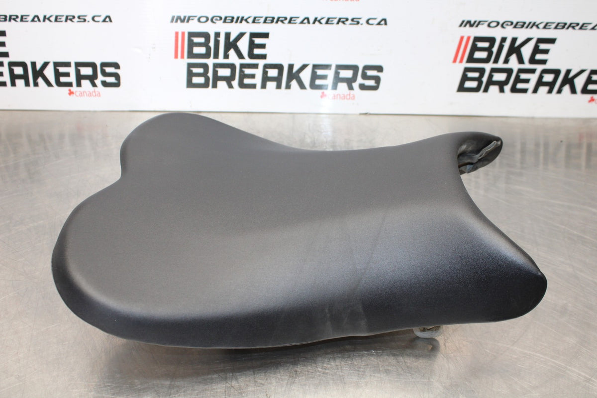 06-07 SUZUKI GSXR 600 FRONT DRIVERS SEAT PAD SADDLE PILLION BB178