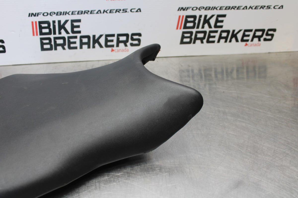 06-07 YAMAHA YZF R6 FRONT DRIVERS SEAT PAD SADDLE PILLION BB763
