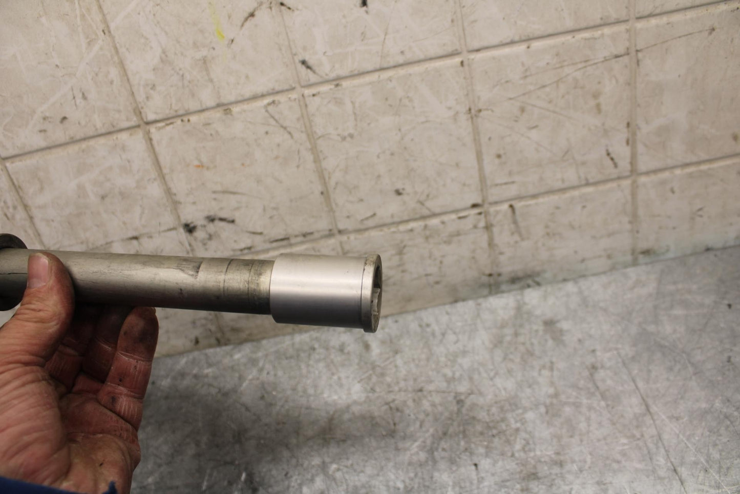 2009 Kawasaki Ninja ZX6R ZX600R FRONT WHEEL RIM AXLE PIVOT BOLT 41068-0034 BB538