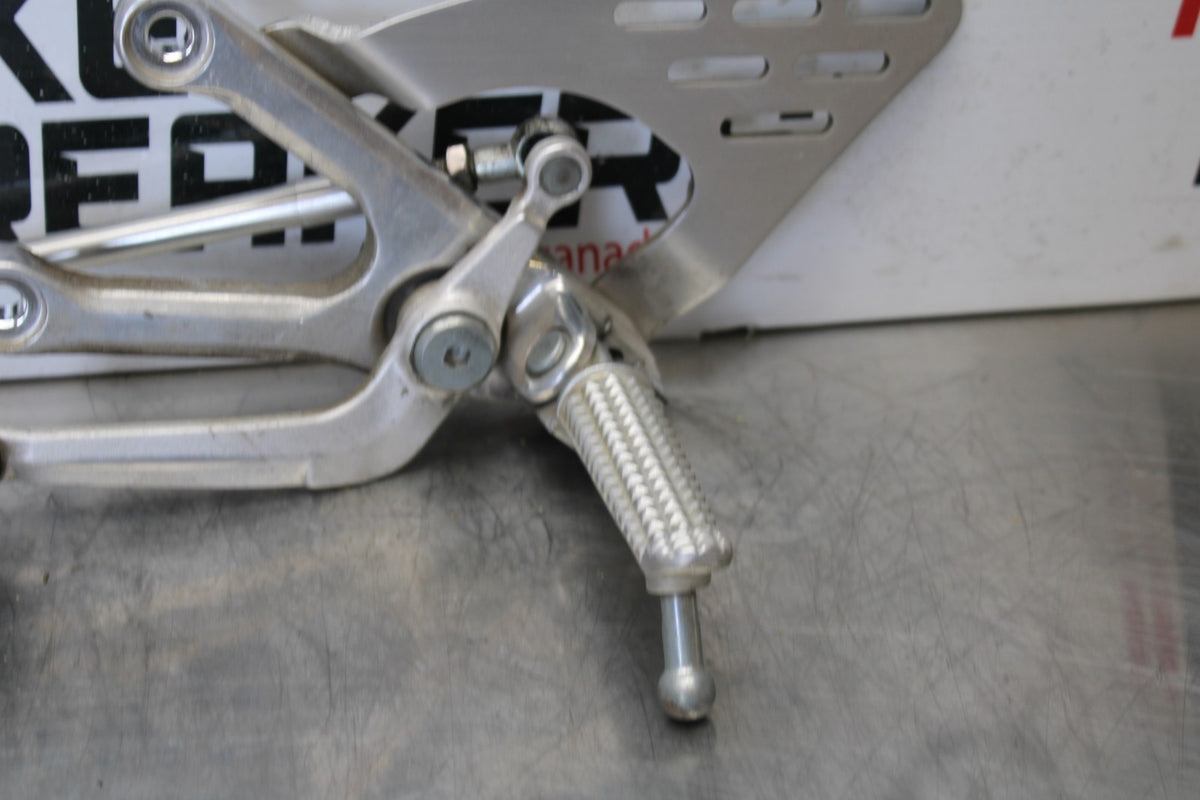 08-09 YAMAHA YZF R6S LEFT REARSET REAR SET DRIVER FOOT PEG REST STOP BB690