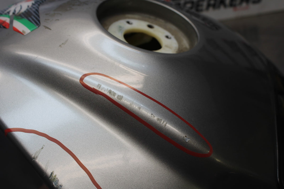 16 APRILIA TUONO V4 1100 GAS TANK FUEL CELL PETROL RESERVOIR BB905