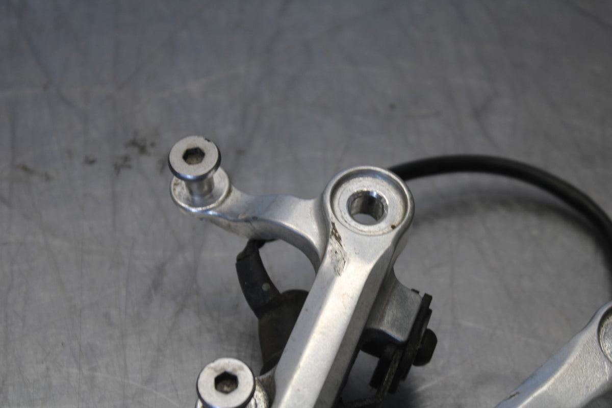 05 YAMAHA YZF R6 RIGHT REARSET REAR SET DRIVER FOOT PEG BRACKET MOUNT BB894