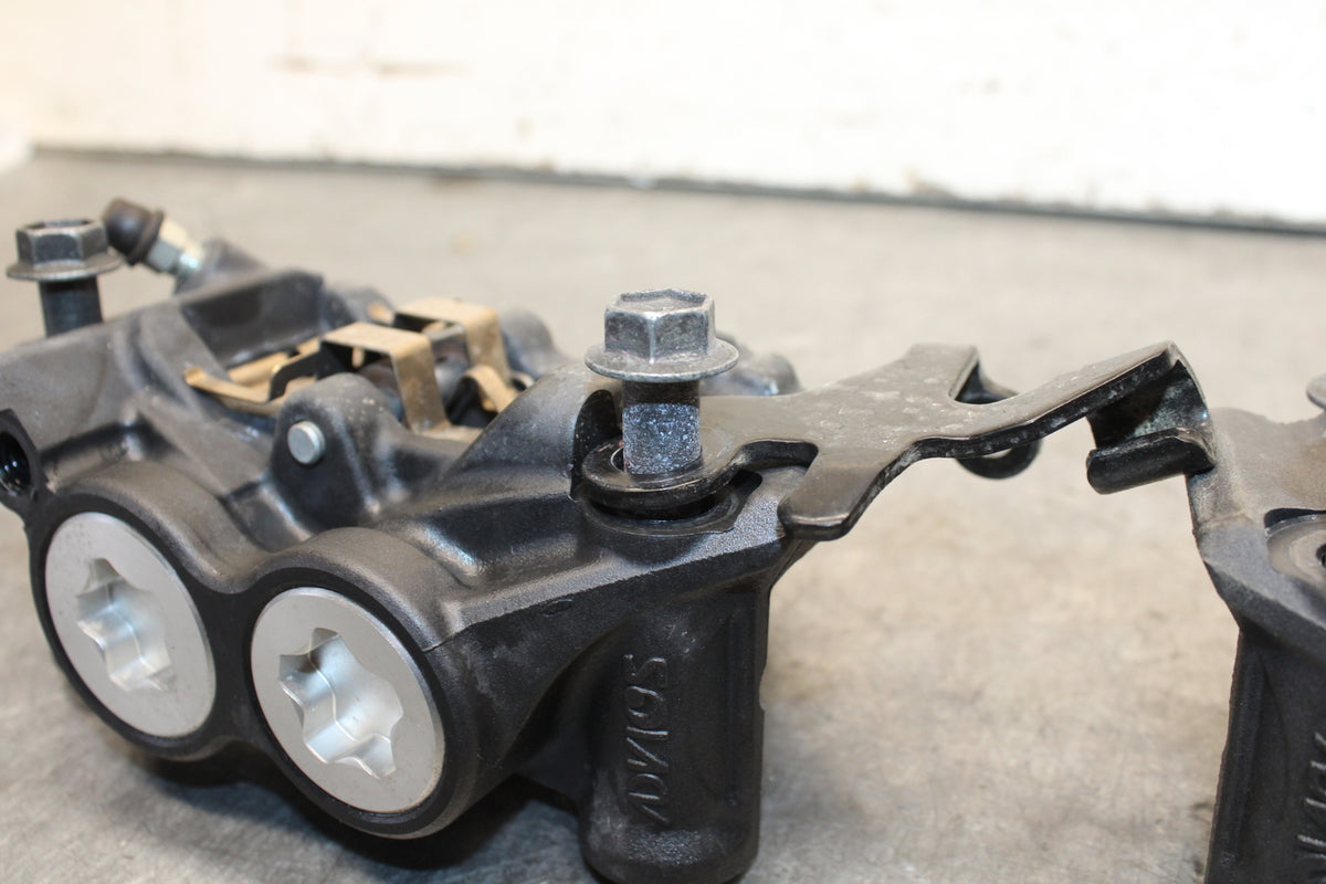 22-24 YAMAHA XSR900 RIGHT LEFT FRONT BRAKE CALIPER SET PAIR CALIPERS BB683