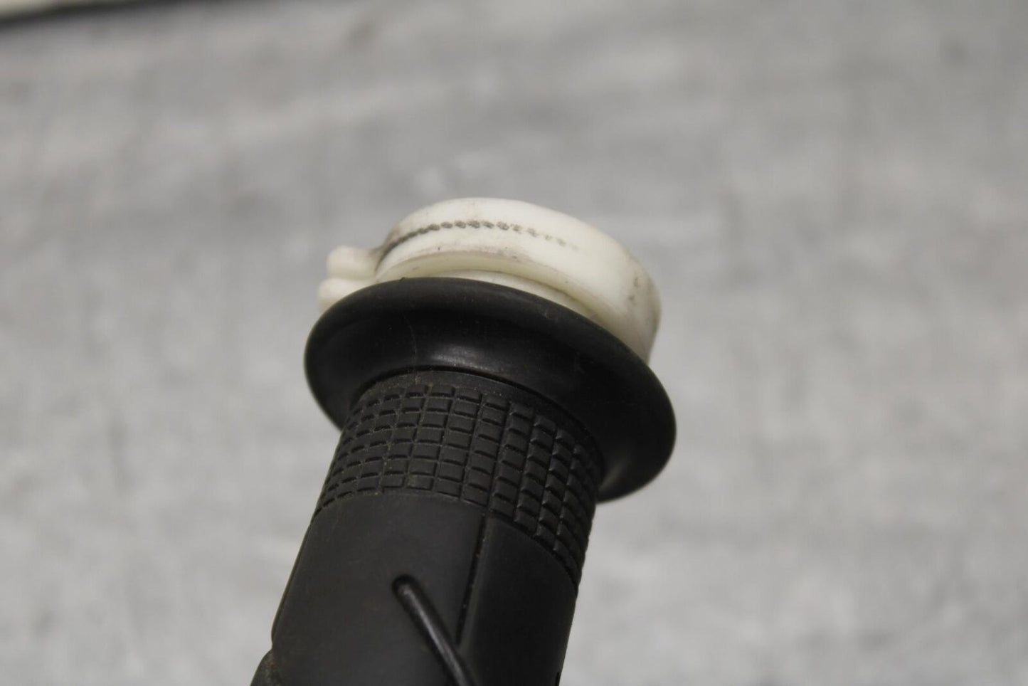 03-04 HONDA CBR600RR RIGHT THROTTLE GRIP 53140-MCF-305 BB637