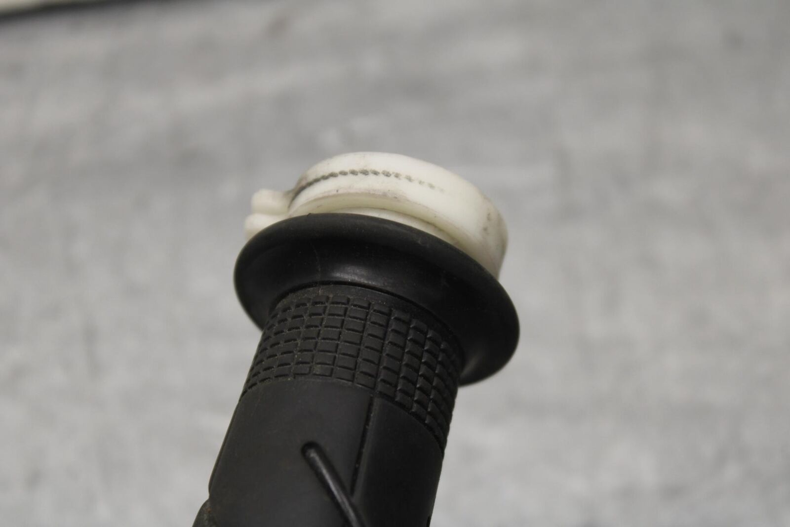 03-04 HONDA CBR600RR RIGHT THROTTLE GRIP 53140-MCF-305 BB637