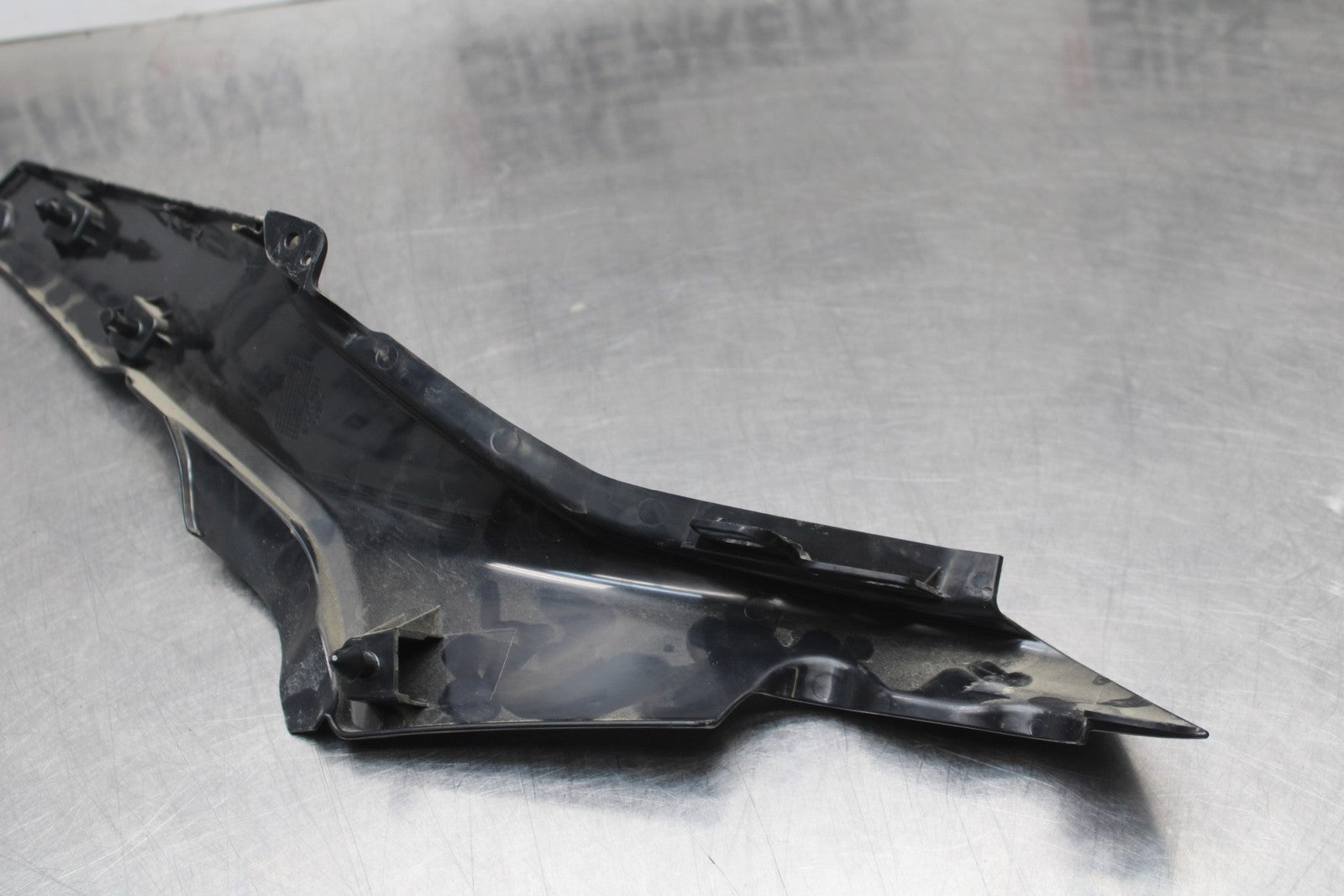 22-25 YAMAHA YZF R7 RIGHT FRONT SIDE SEAT SADDLE PANEL TRIM COWL FAIRING BB769