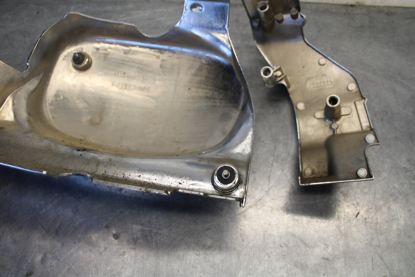 04 SUZUKI INTRUDER 800 ENGINE SPROCKET COVER BB758