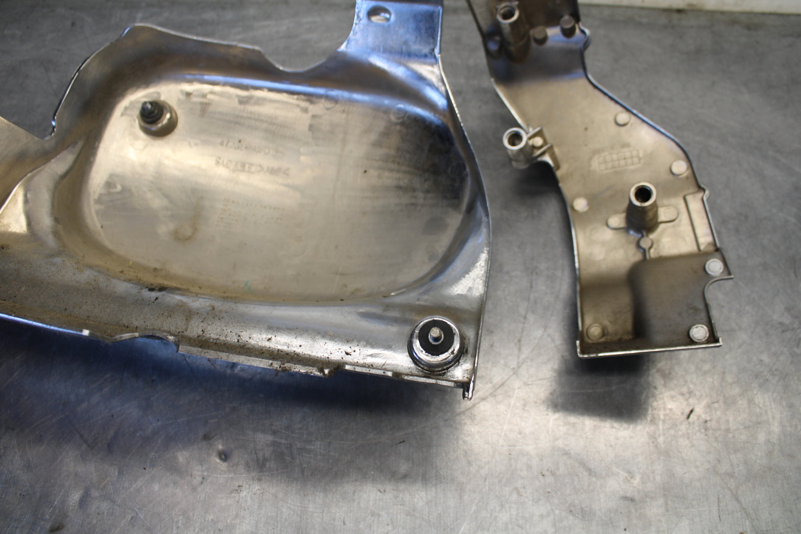04 SUZUKI INTRUDER 800 ENGINE SPROCKET COVER BB758