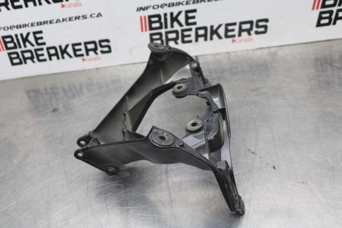 06-07 SUZUKI GSXR750 UPPER FAIRING MIRROR GAUGES STAY BRACKET BB863