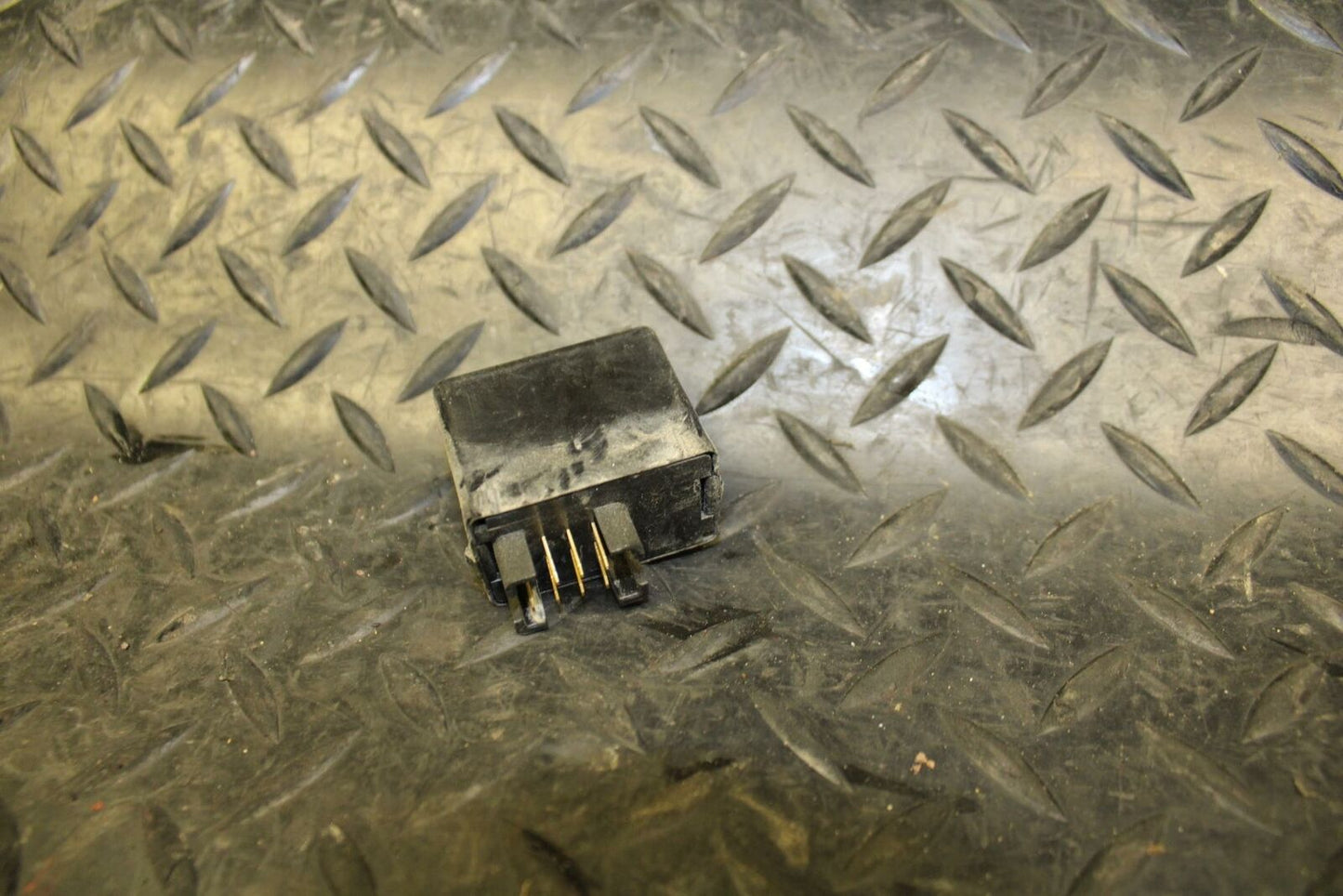 05-06 SUZUKI KATANA 750 GSX750F TURN SIGNAL BLINKER RELAY FLASHER SWITCH bb166