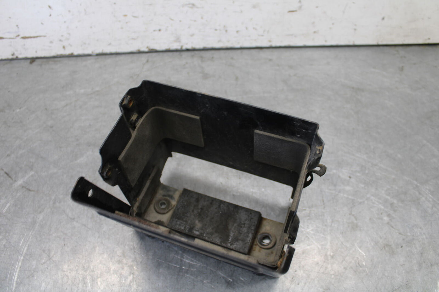 05-09 SUZUKI BOULEVARD C90 BATTERY TRAY BOX HOLDER BB692