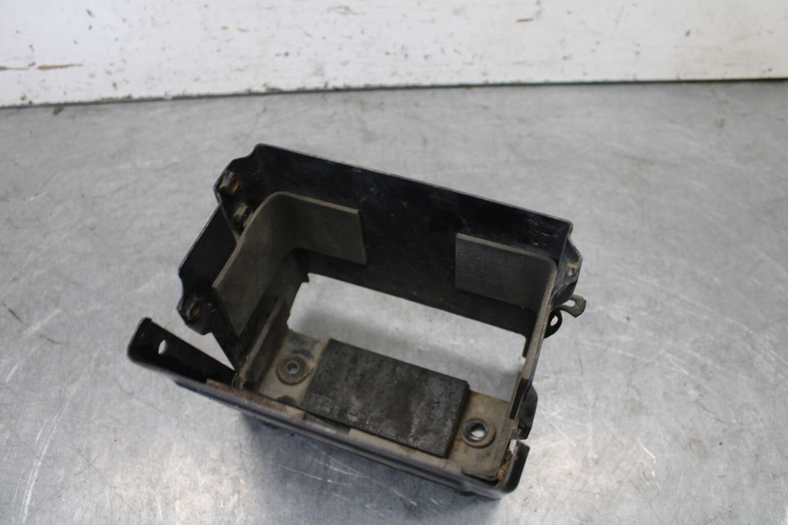 05-09 SUZUKI BOULEVARD C90 BATTERY TRAY BOX HOLDER BB692