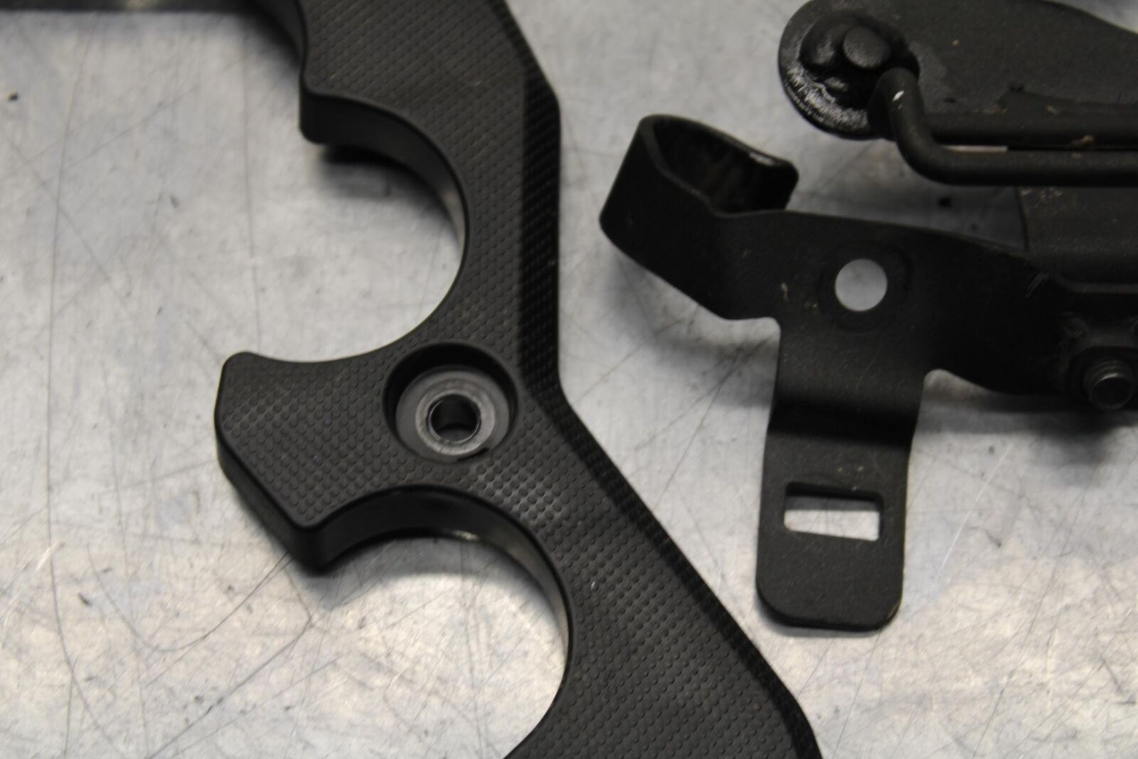 20 KAWASAKI Z400 ER400 ABS ENGINE MOUNT MOTOR BRACKET BB586