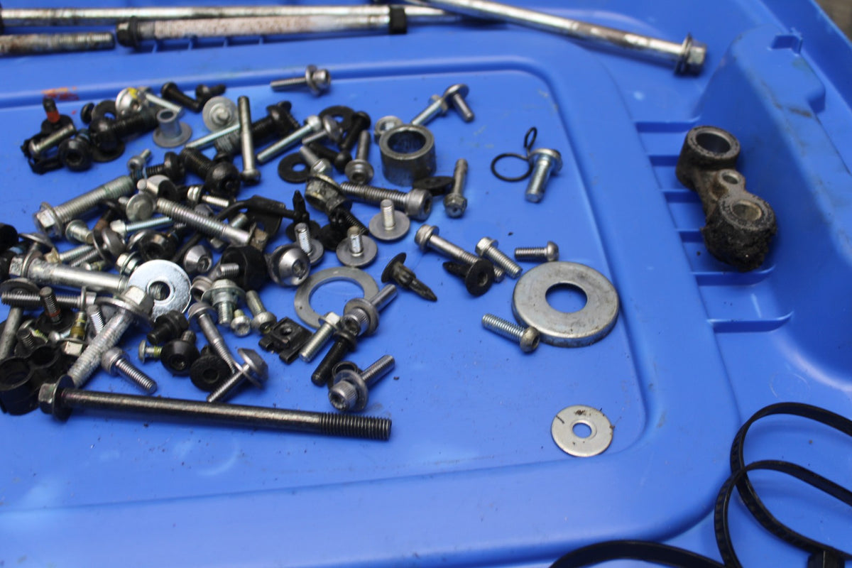 16 YAMAHA XSR900 ENGINE MOUNTING BOLTS HARDWARE MOTOR SCREWS BB786