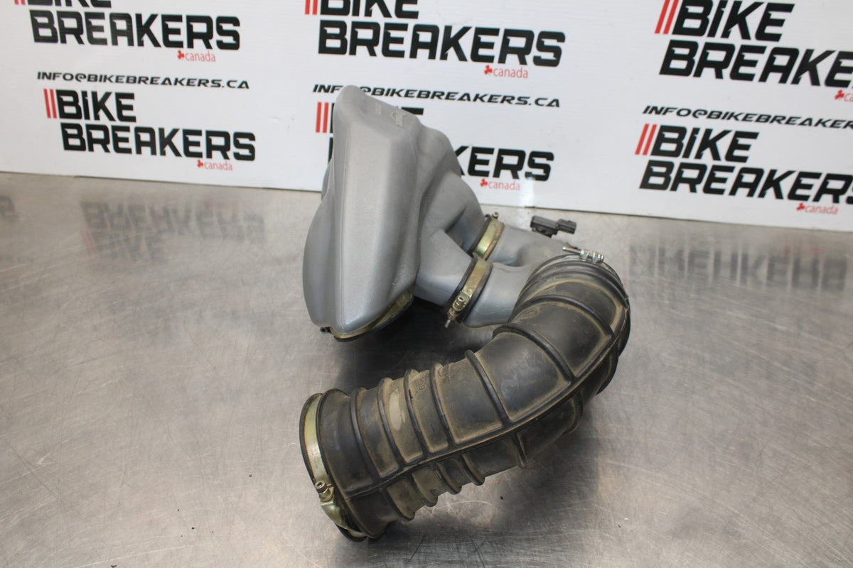 05 TRIUMPH ROCKET III AIR INTAKE DUCT TUBE BB186