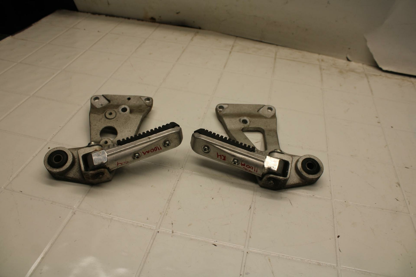 91-92 SUZUKI GSXR1100 GSXR 1100M REAR BACK PASSENGER PEG SET PAIR BB03c