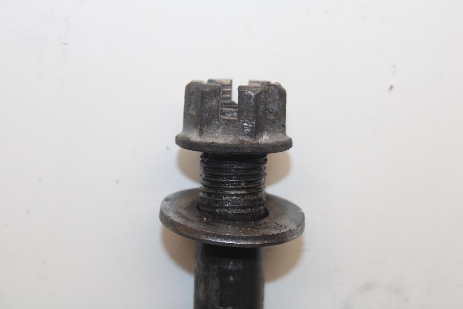 1988 Yamaha FZ600 REAR AXLE WHEEL PIVOT BOLT AXEL 2AX-25381-00-00 BB601