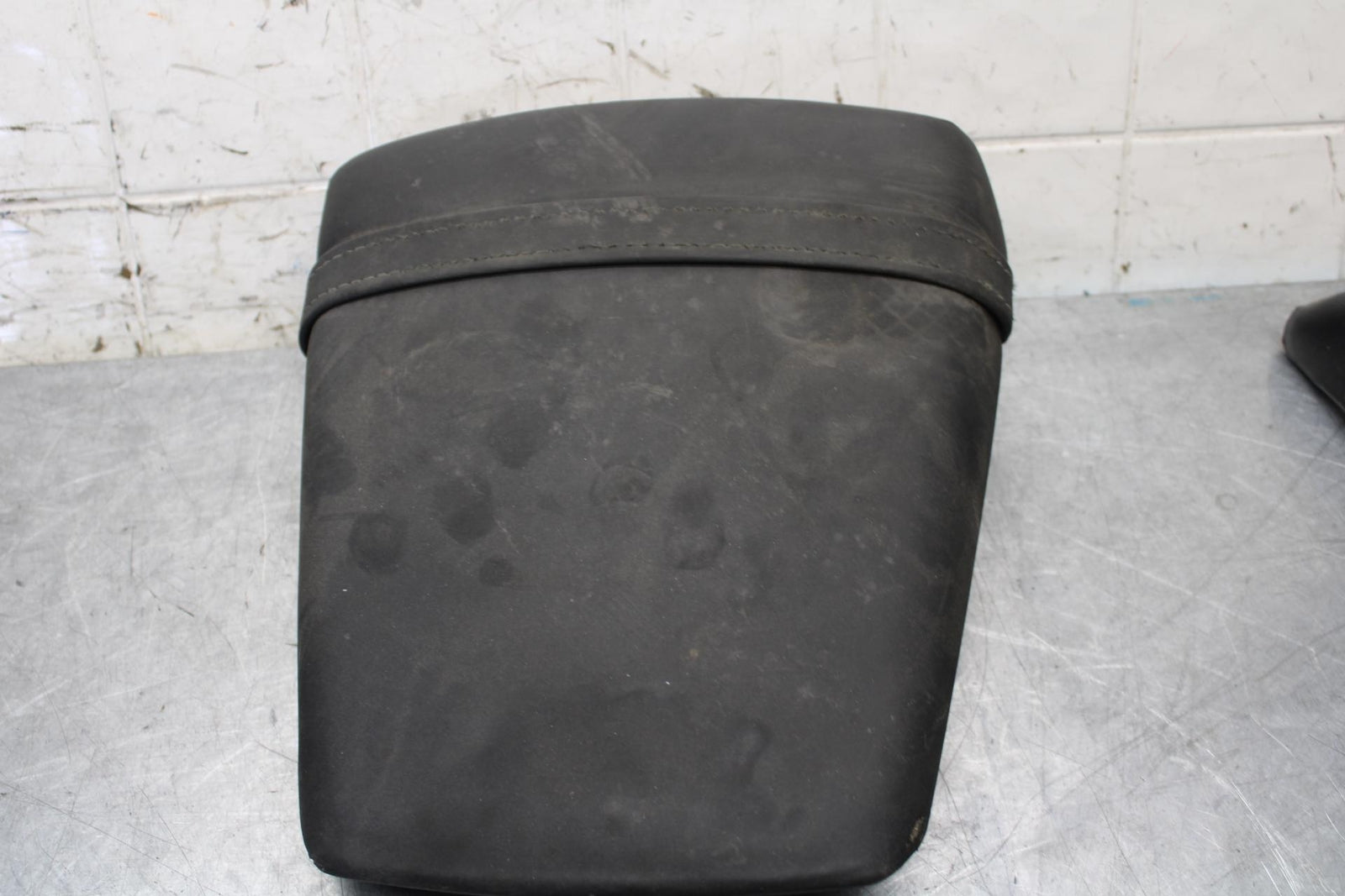 2000 Yamaha YZF R6 REAR BACK PASSENGER TANDEM SEAT PAD SADDLE PILLION BB558