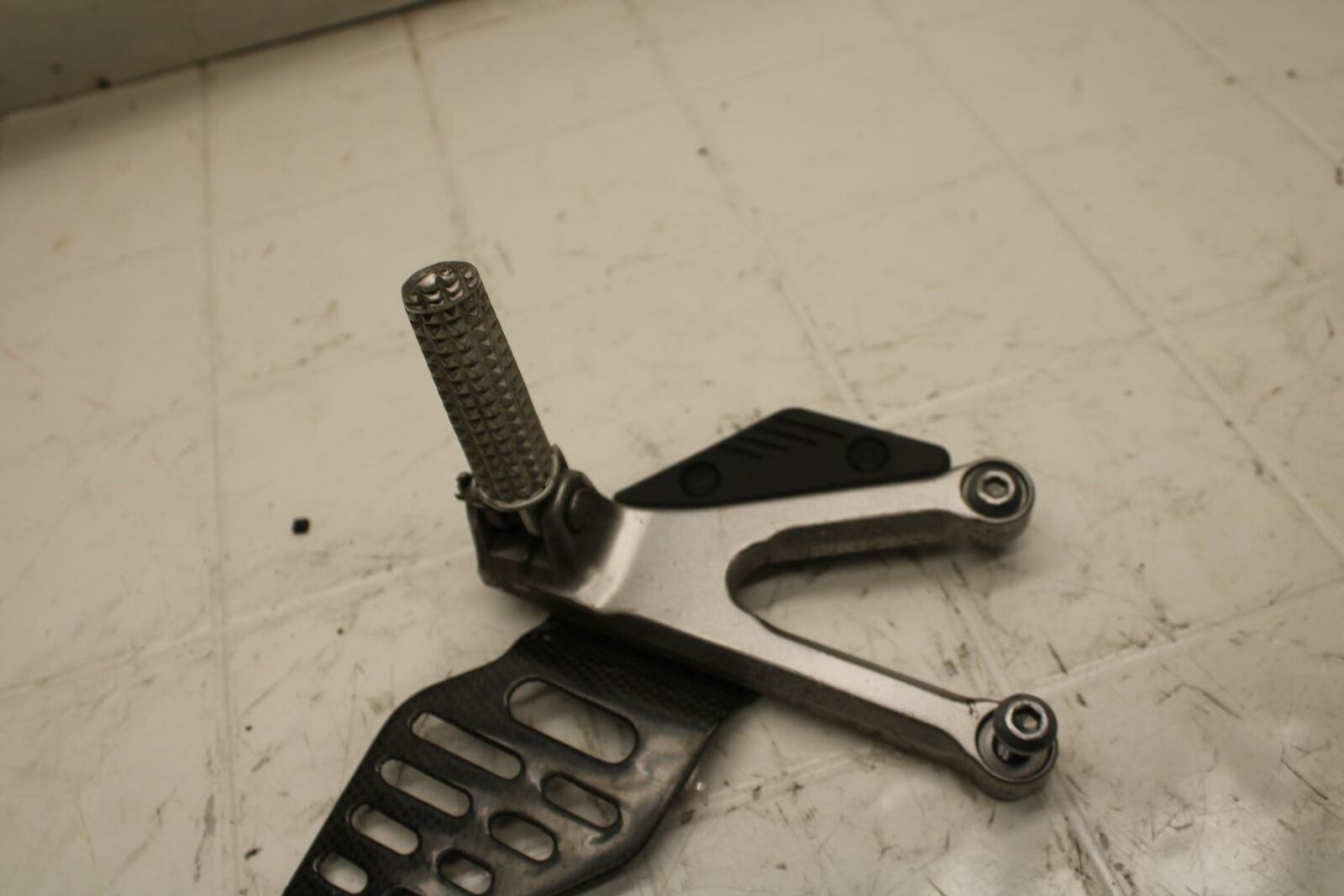 07 YAMAHA YZF R6 LEFT REARSET REAR SET DRIVER FOOT PEG BRACKET MOUNT BB284 C