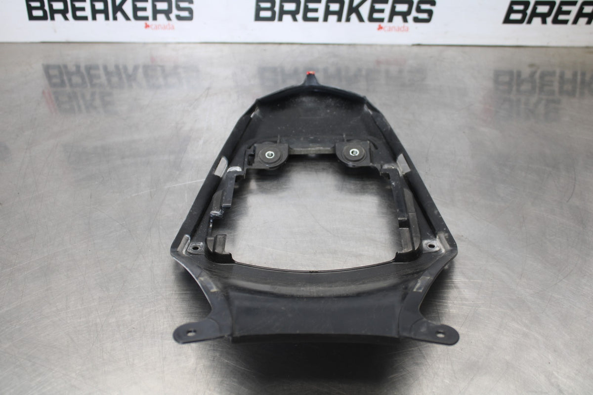 11-26 SUZUKI GSXR750 CENTER REAR BACK TAIL FAIRING COWL BB900