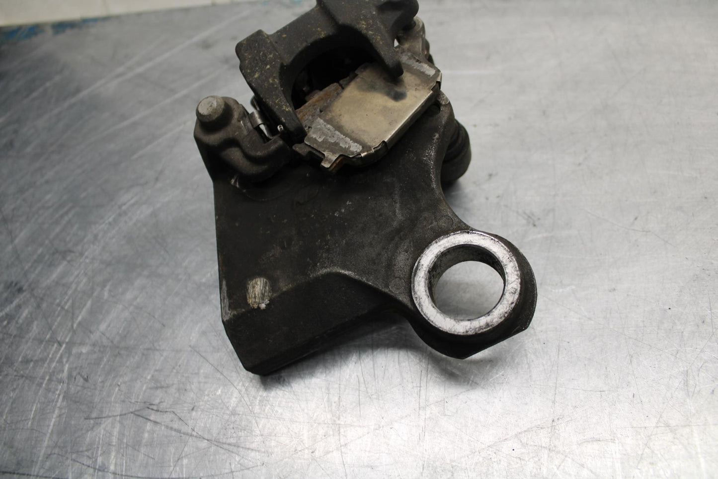 07 YAMAHA YZF R6 2c0 REAR  BRAKE CALIPER W MOUNT BRACKET 2C0-2580W-00-00 BB423