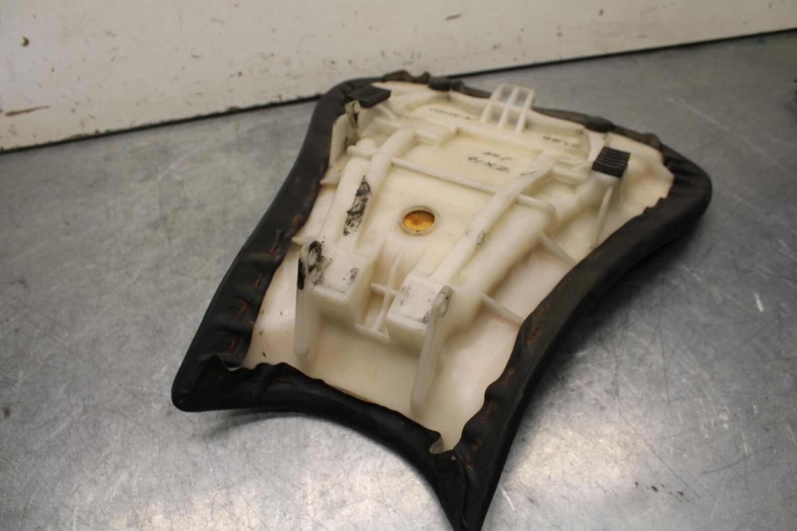 08-19 KAWASAKI NINJA ZX10R FRONT DRIVERS SEAT PAD SADDLE PILLION BB636