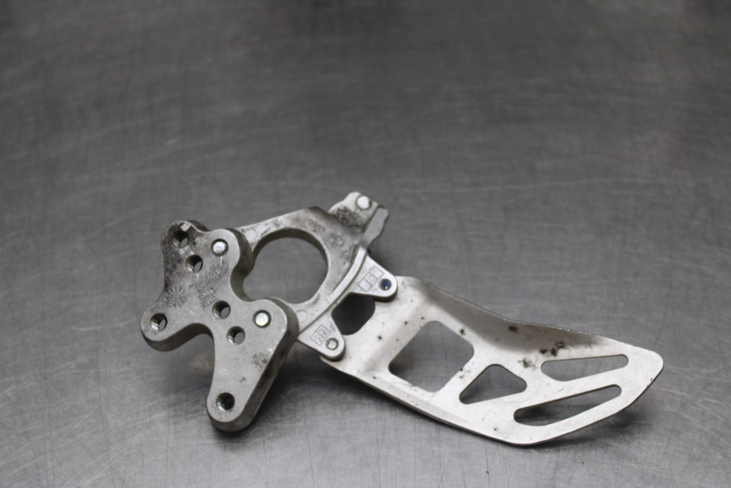 07 SUZUKI GSXR1000 LEFT REARSET REAR SET DRIVER FOOT PEG BRACKET MOUNT BB770