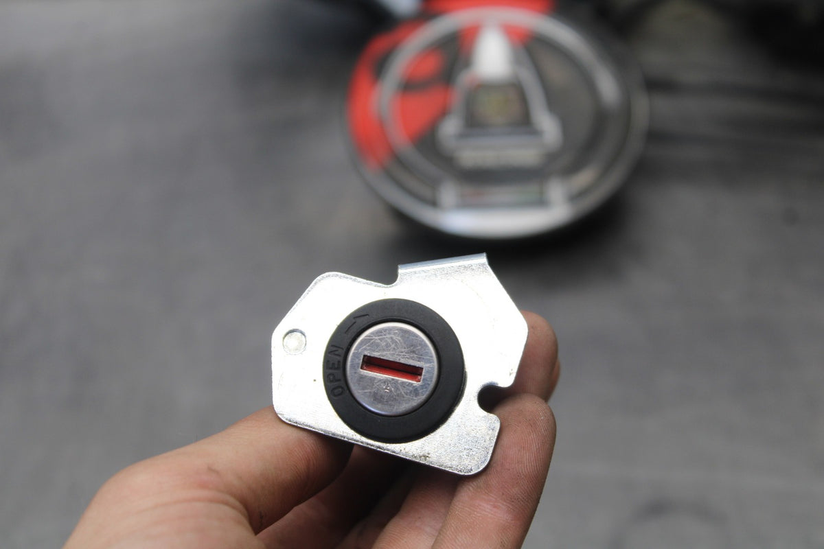 16 APRILIA TUONO V4 1100 IGNITION LOCK GAS CAP SEAT LOCK GAUGE BB905